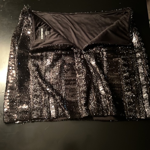 Express BLACK Skirt - Shell/Couch Extereure - Size 4 - Picture 4 of 5